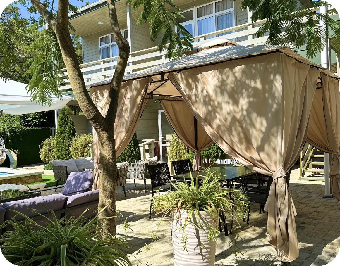 Территория отеля Summer Family - зона отдыха с беседкой